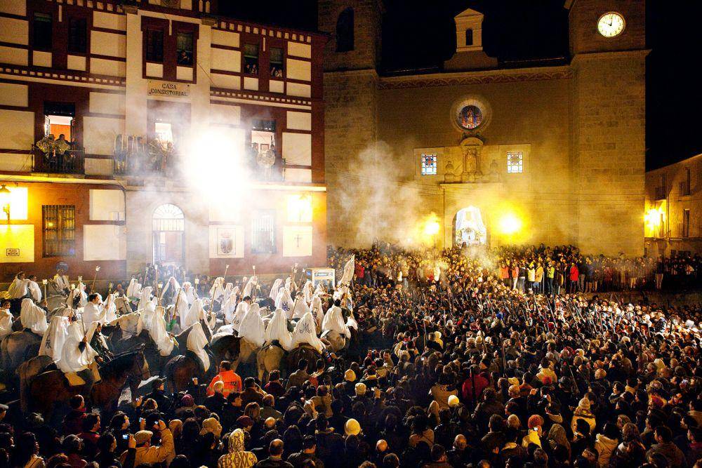Perayaan La Encamisa di Torrejoncillo (aveulapluma.es)