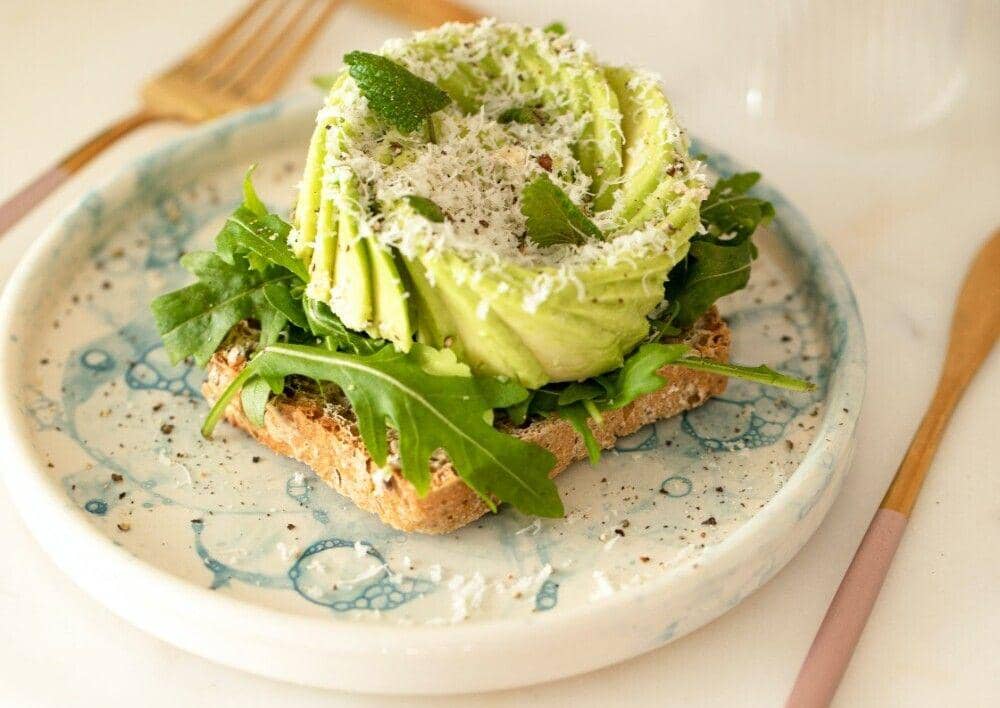 ilustrasi avocado toast bowl (unsplash.com/Bakd&Raw by Karolin Baitinger)