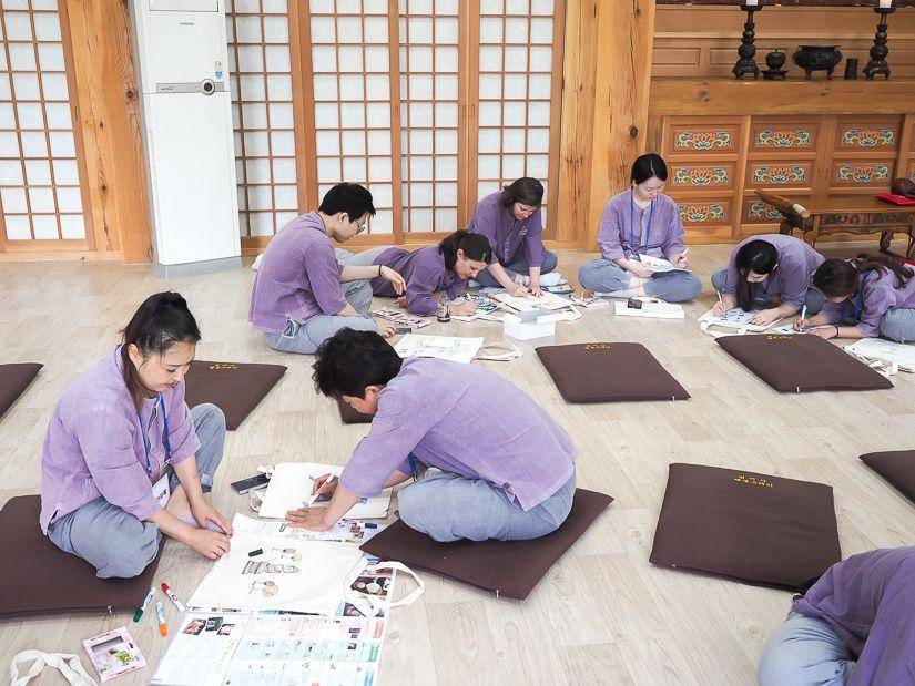 potret pengunjung program temple stay di kuil Beomeosa Busan (nickkembel.com)
