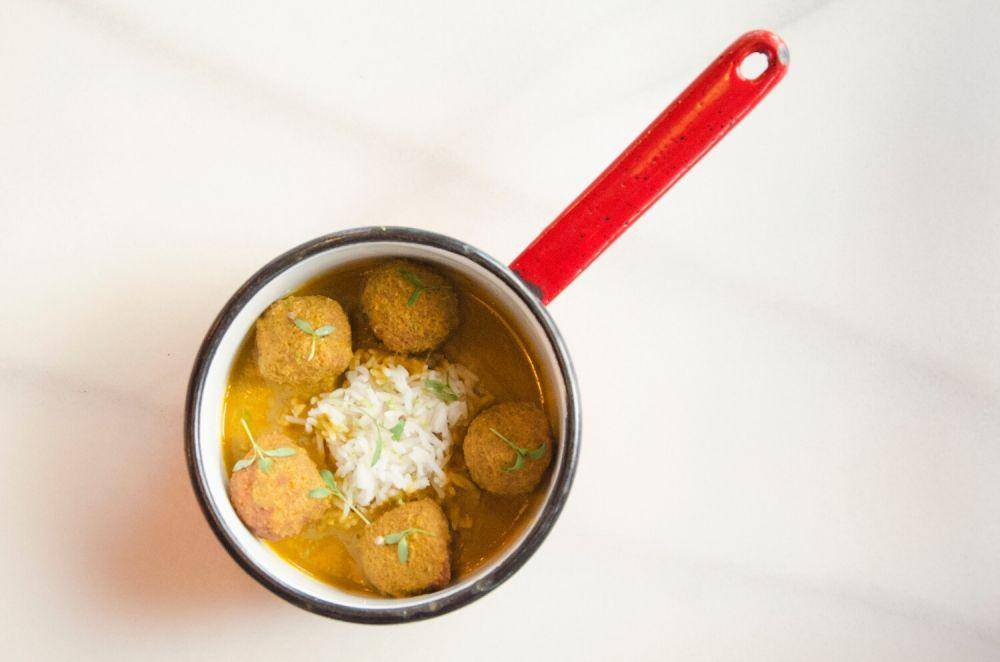 ilustrasi tandoori meatball with cilantro raita (unsplash.com/Daniela Díaz)