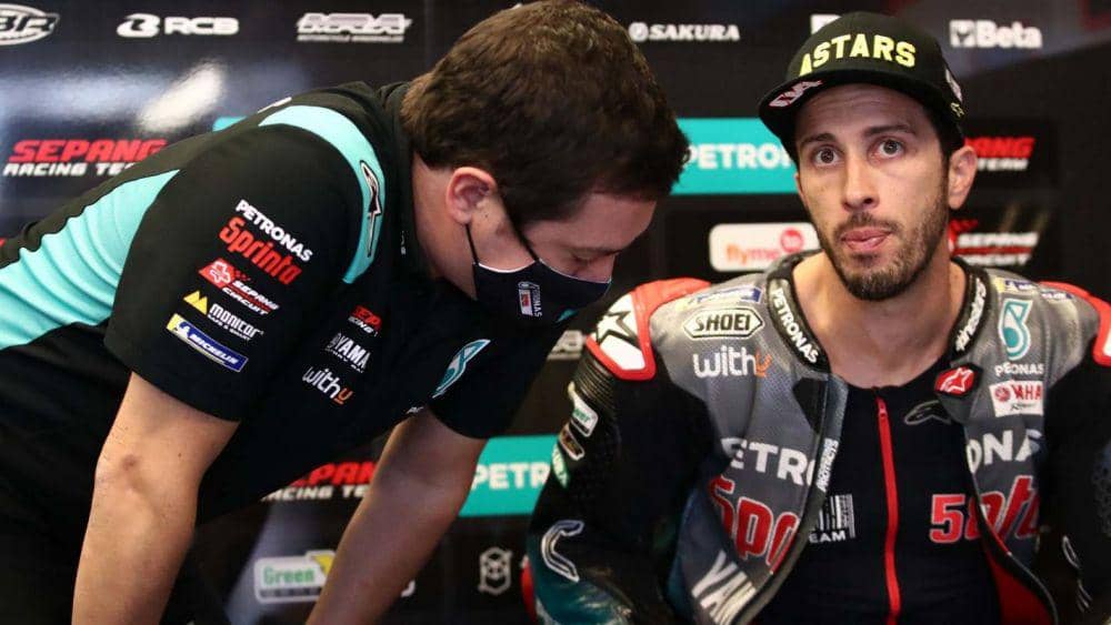 Dovizioso berdiskusi dengan kru Yamaha Petronas SRT (motogp.com)