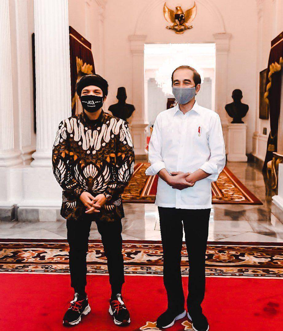 Jenis sepatu yang layak jadi padanan kemeja batik (Instagram.com/attahalilintar)