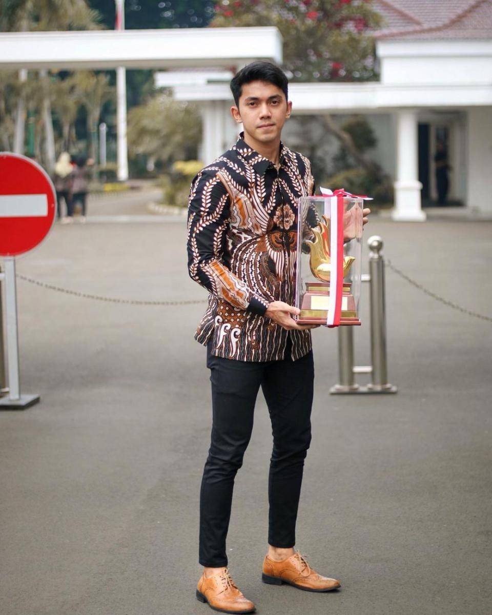 Jenis sepatu yang cocok jadi padanan kemeja batik (Instagram.com/adysky99)