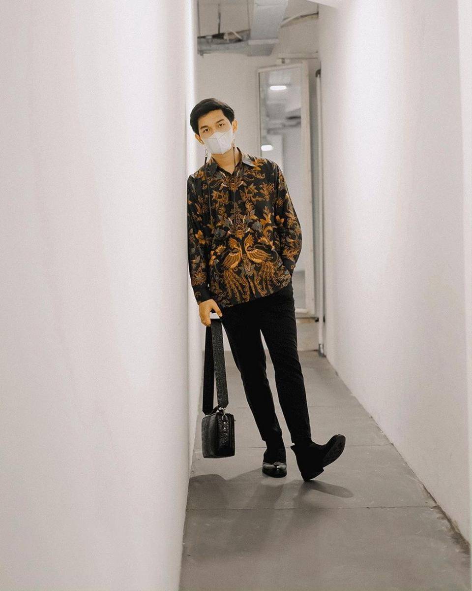 Jenis sepatu yang cocok jadi padanan kemeja batik (Instagram.com/aldiaan)