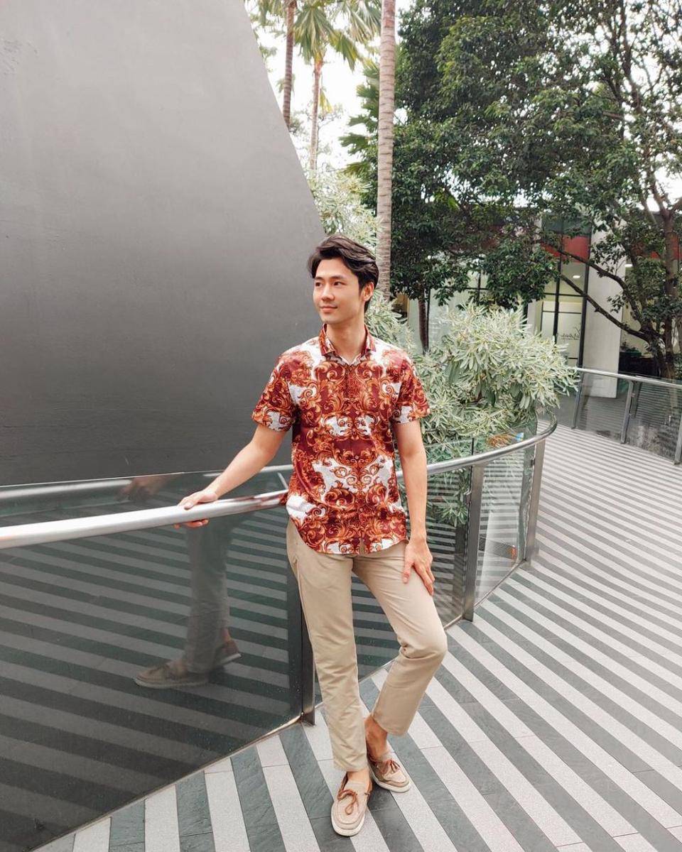 Jenis sepatu yang cocok jadi padanan kemeja batik (Instagram.com/han_chandra)