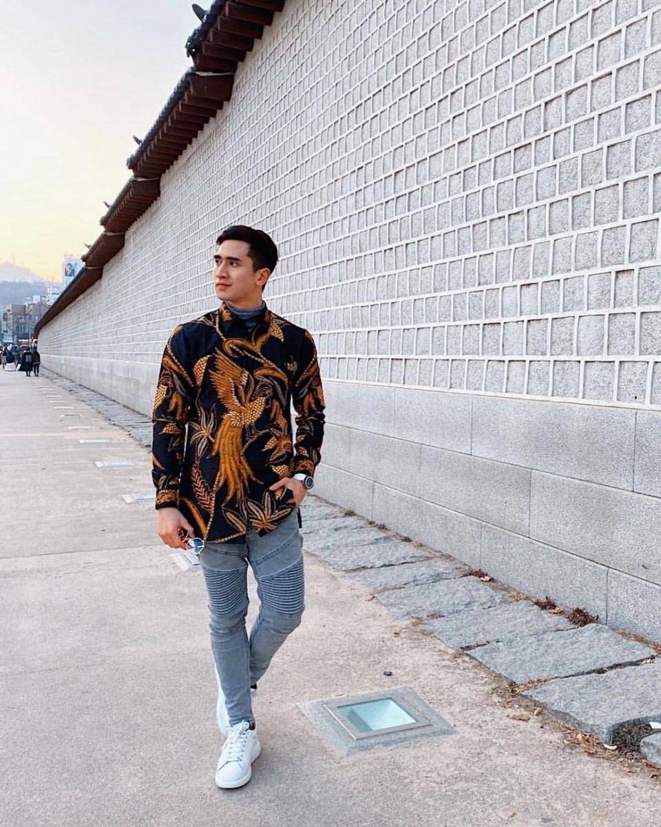 Jenis sepatu yang cocok jadi padanan kemeja batik (Instagram.com/bramastavrl)