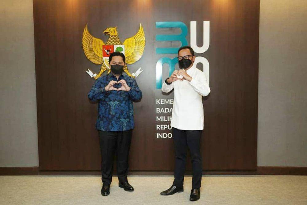 Jenis sepatu yang cocok jadi padanan kemeja batik (Instagram.com/ericktohir)