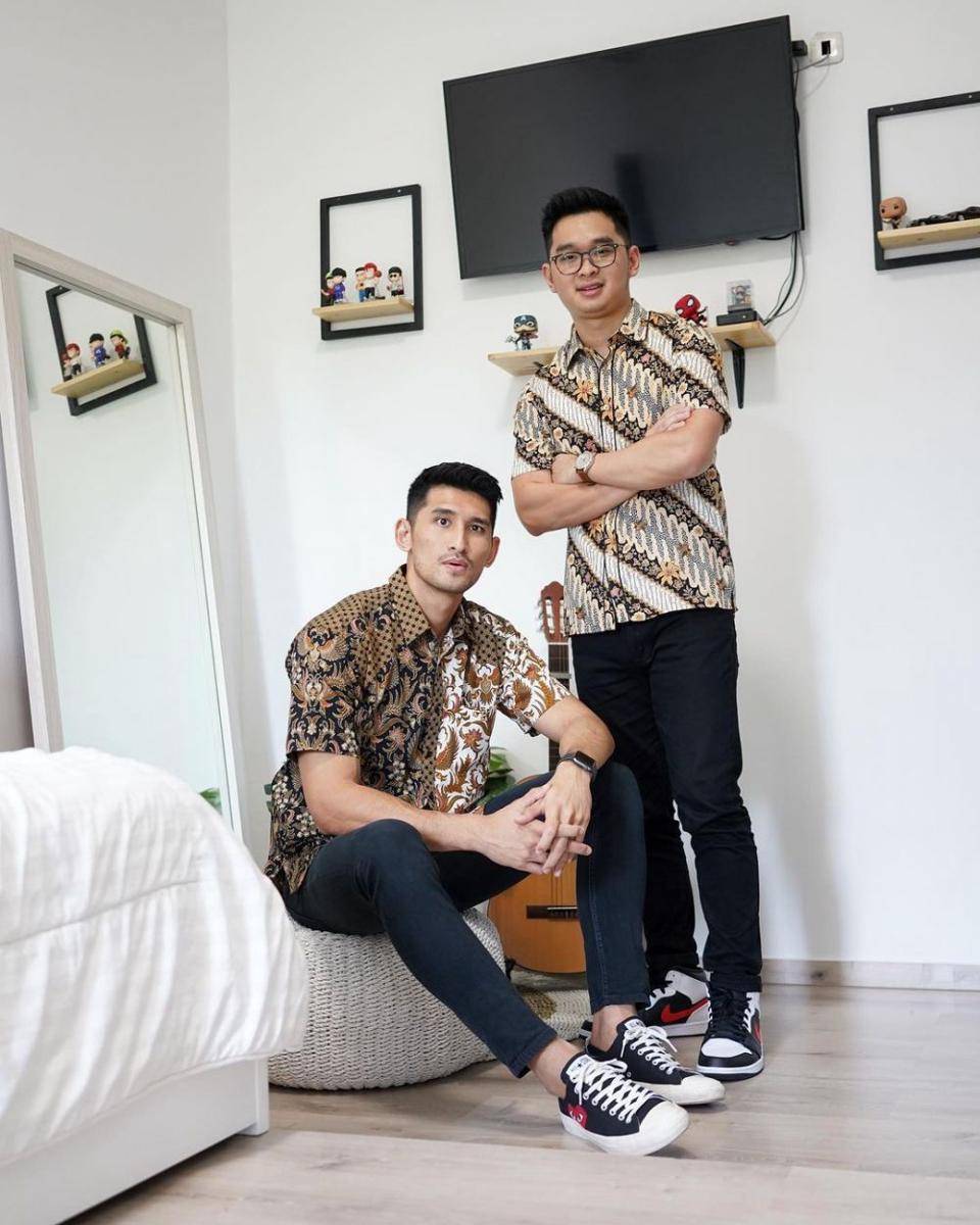 Jenis sepatu yang cocok jadi padanan kemeja batik (Instagram.com/jryankarsten)