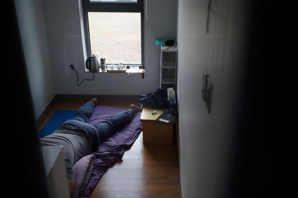 potret pengunjung di hotel Prison Inside Me, foto oleh Kim Hong Ji (reuters.com)