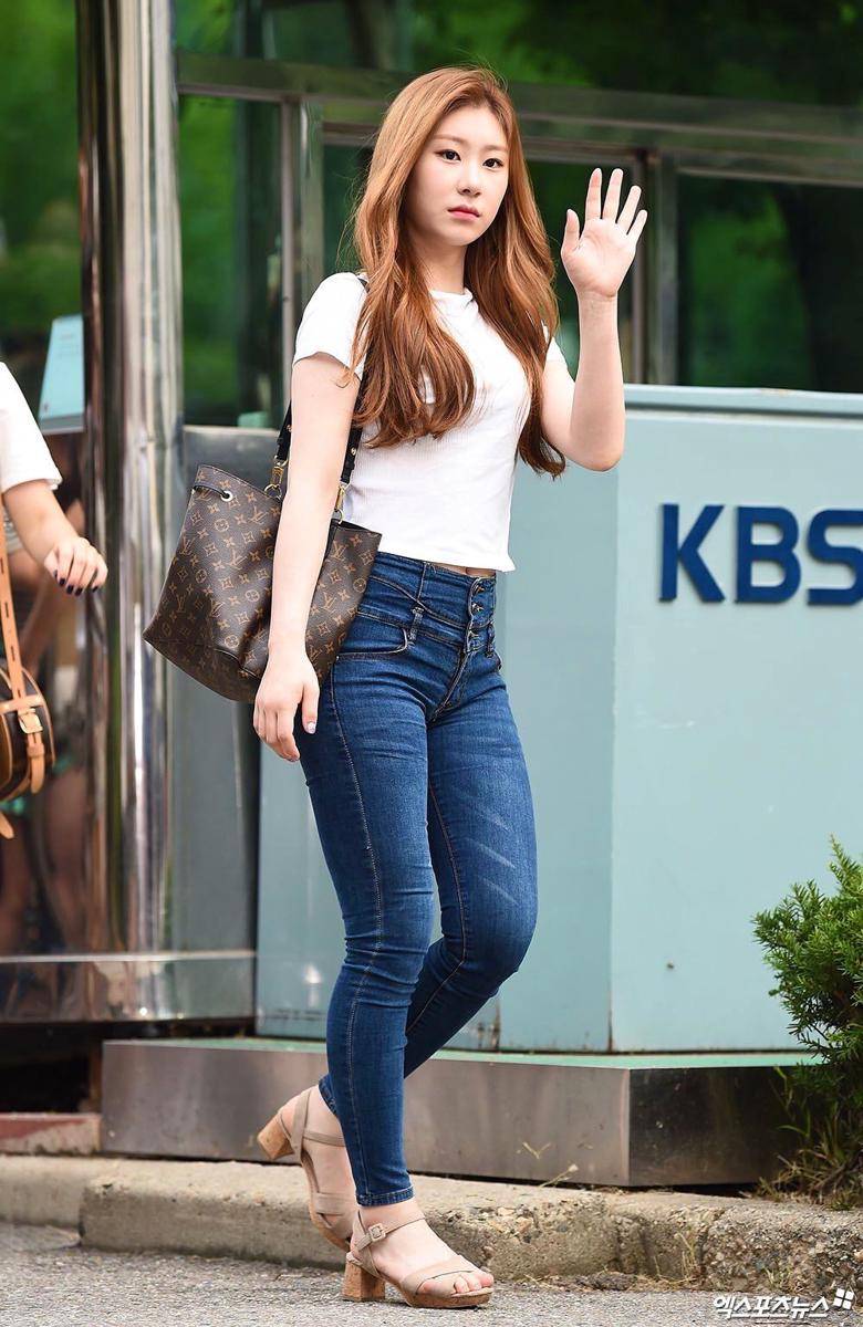Celana jeans Chaeryong ITZY (twitter.com/itzypicz)