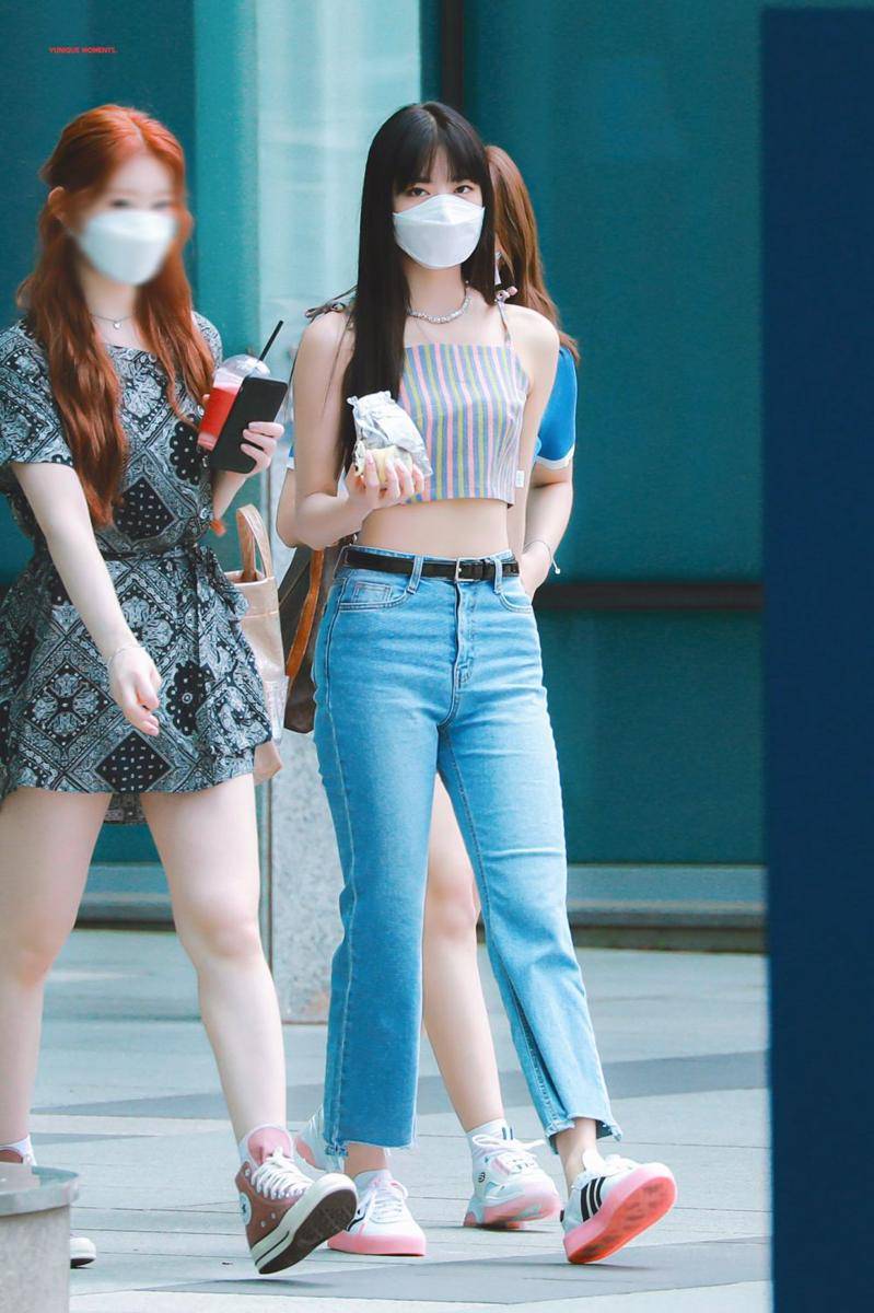 Celana jeans Yuna ITZY (twitter.com/yuniquemoments)