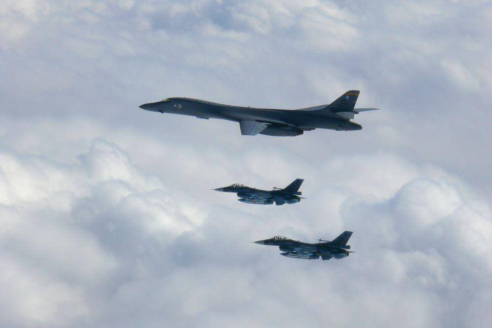 Pesawat pembom B-1B Lancer bersama pesawat tempur Jepang F-2. twitter.com/IndoPac_Info