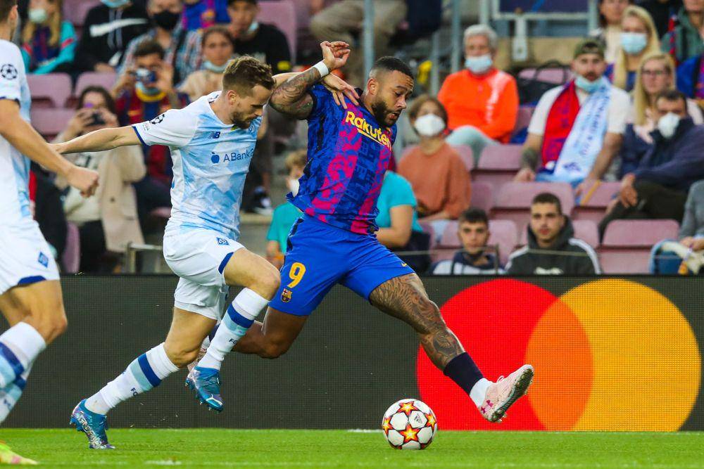 Memphis Depay berduel dengan bek Dynamo Kyiv. (twitter.com/FCBarcelona)