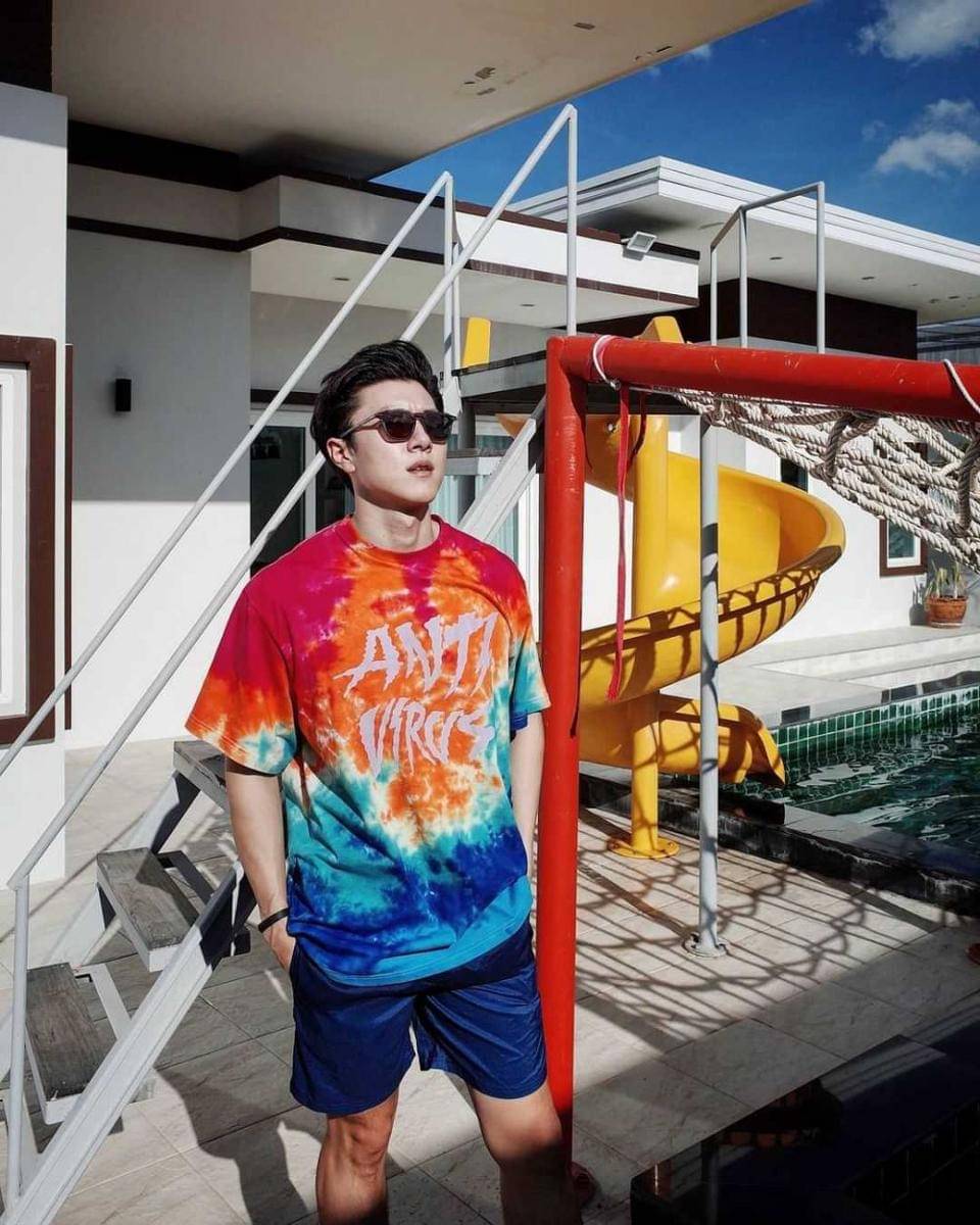 Celana pendek ala Chao Chavalit (instagram.com/chao_ctn)