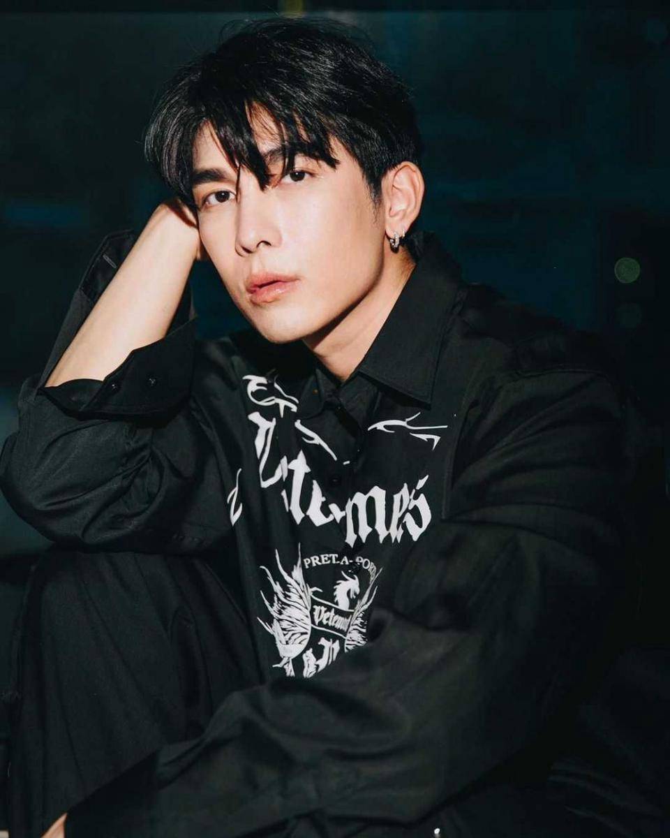Mew Suppasit (instagram.com/mewsuppasit)