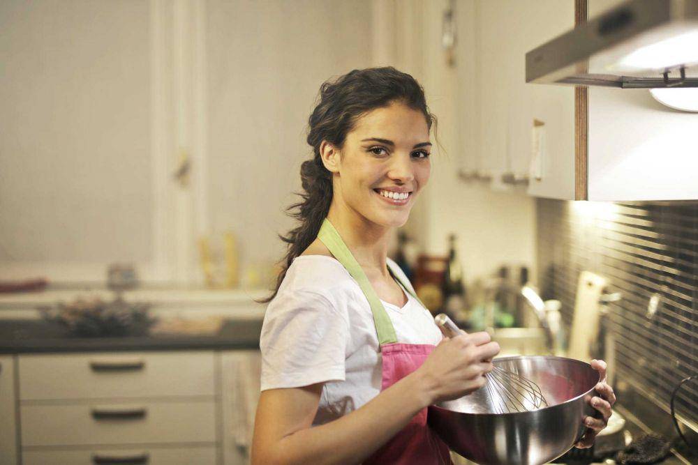 Ilustrasi perempuan memasak (Pexels/Andrea Piacquadio)