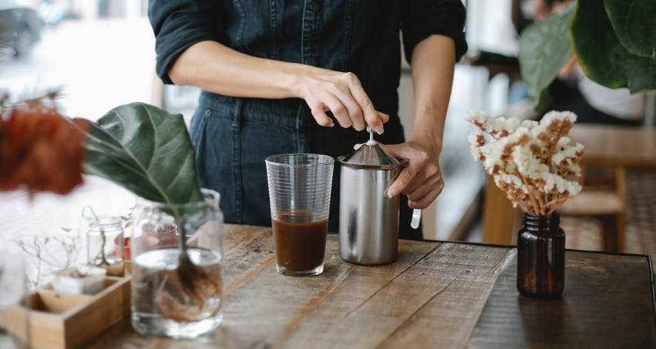 ilustrasi membuat kopi (pexels.com/Charlotte May)