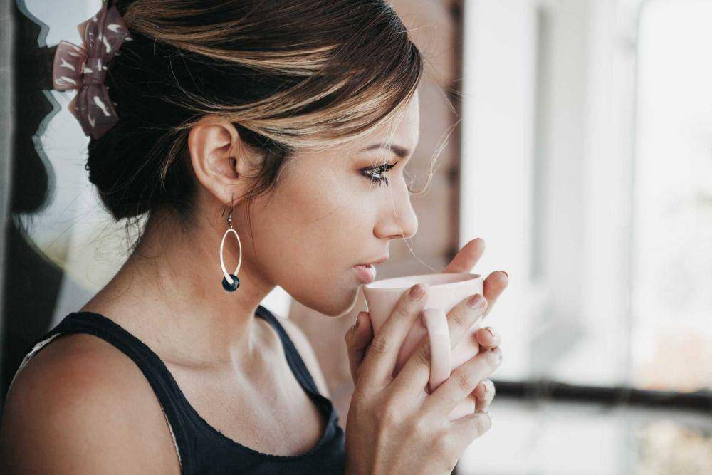 ilustrasi minum kopi (unsplash.com/Candice Picard)
