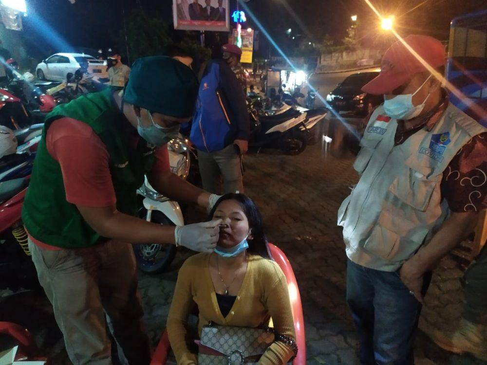 Satuan Gugus Tugas (Satgas) COVID-19 Bandar Lampung tergabung dalam Operasi Yustisi, menertibkan sejumlah kafe melewati batas jam operasional di tengah pelaksanaan PPKM Level 2. (IDN Times/Istimewa)