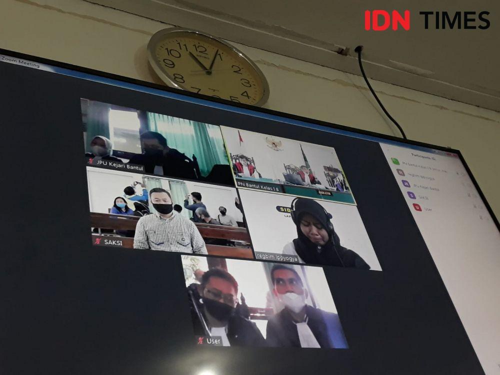 Terdakwa satai sianida Nani Aprillia Nurjaman (hijab hitam) jalani sidang secara daring.(IDN Times/Daruwaskita)