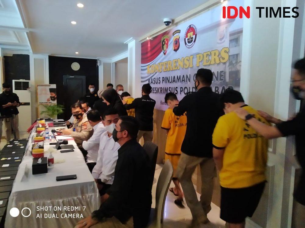 Tersangka Pinjol Ilegal Sleman di Polda Jabar (IDN Times-Azzis Zulkhairil)