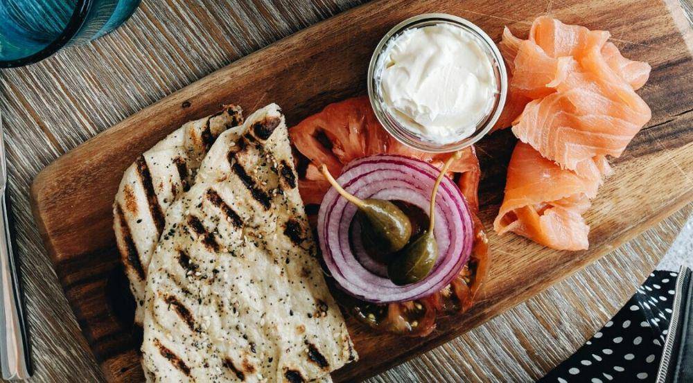 ilustrasi flatbread with raita (unsplash.com/Juliana Malta)