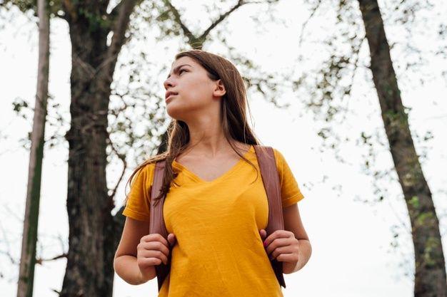 ilustrasi seorang wanita sedang traveling (freepik.com/freepik)