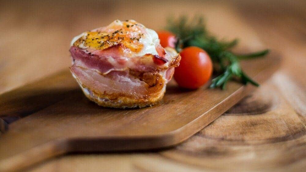 ilustrasi eacon, egg, and cheese toast bowl (unsplash.com/Margo Brodowicz)