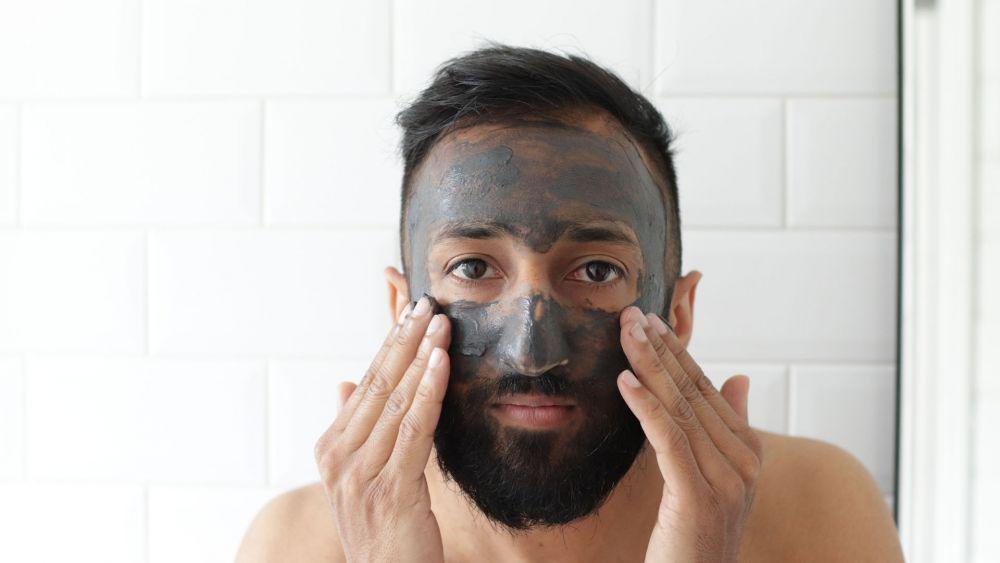 8 Rekomendasi Skincare Pria untuk Hilangkan Bekas Jerawat, Glowing!