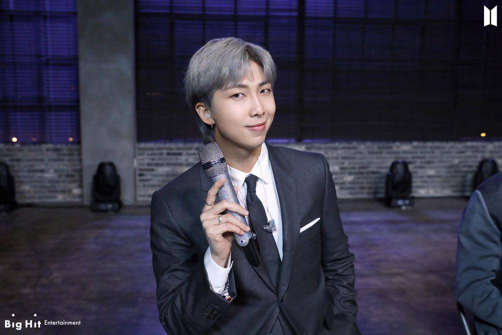 RM BTS di tengah sesi rehearsal penampilan lagu Fix You (Coldplay) di MTV Unplugged 2021 (dok. Big Hit Music Official)
