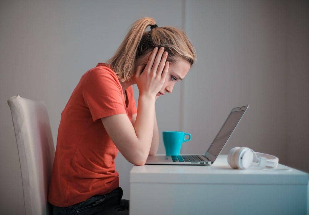 ilustrasi membaca berita yang kurang menyenangkan (pexels.com/Andrea Piacquadio)