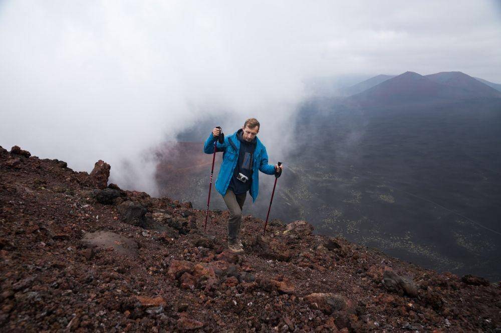 Naik gunung dalam kondisi berkabut (pexels.com/ArtHouse Studio)