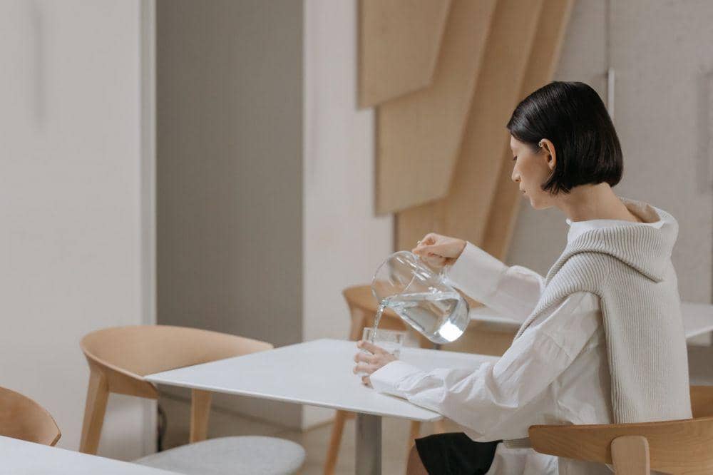 ilustrasi menuangkan minuman (pexels.com/cottonbro)