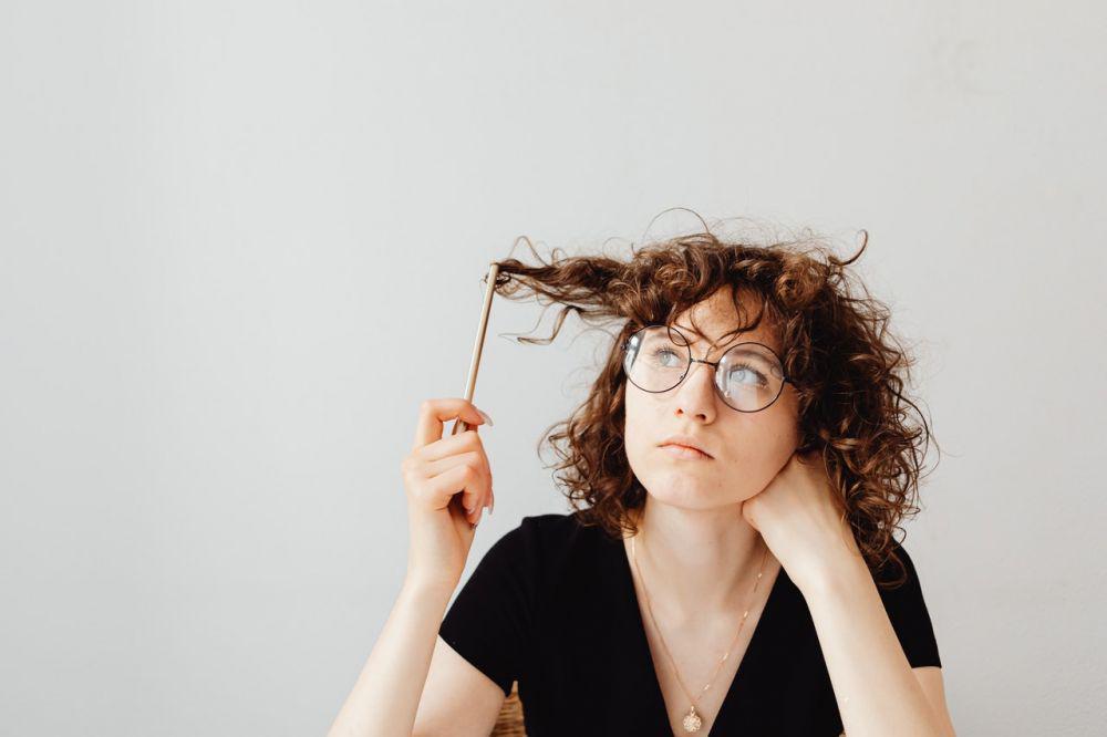 ilustrasi memainkan rambut (pexels.com/Karolina Grabowska)