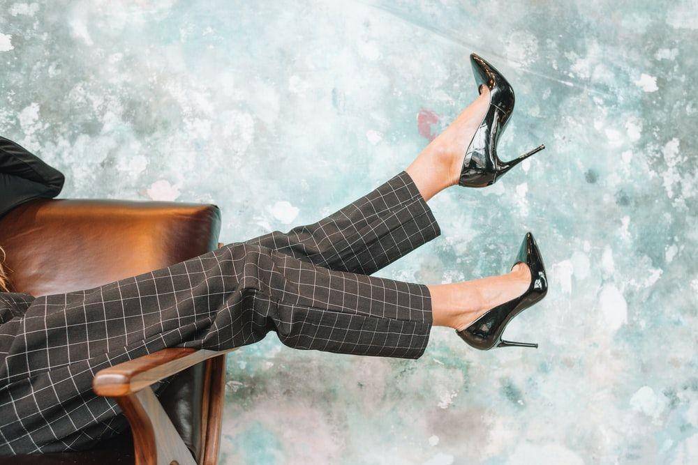 Ilustrasi perempuan memakai high heels (unsplash.com/amandavickcreative)