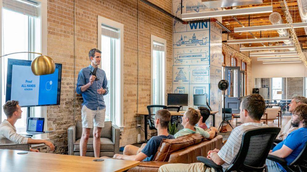 potret seorang laki-laki yang sedang presentasi (unsplash.com/Austin Distel)