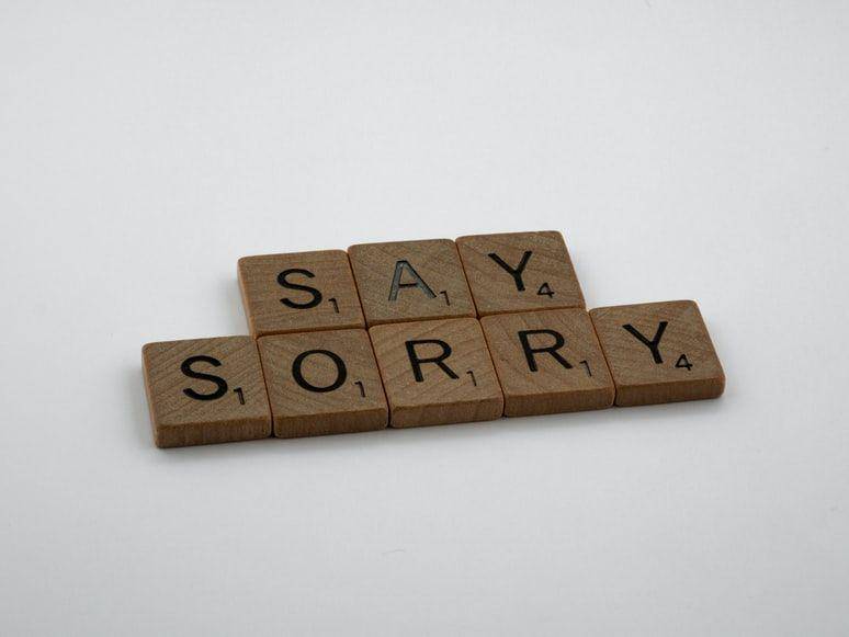 tulisan SAY SORRY (unsplash.com/Brett Jordan)