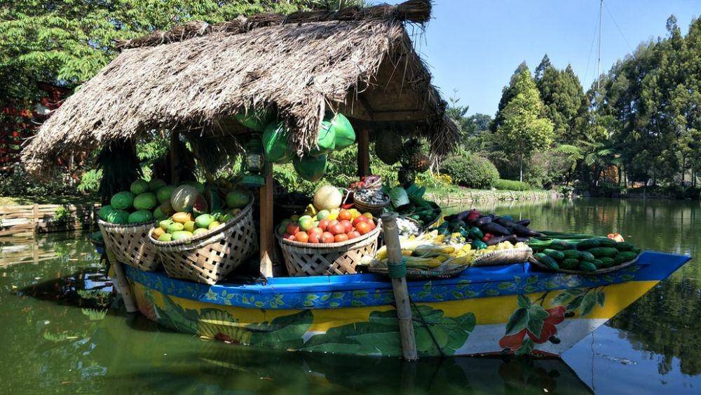 Lembang Floating Market (unsplash.com/Edwin Petrus)