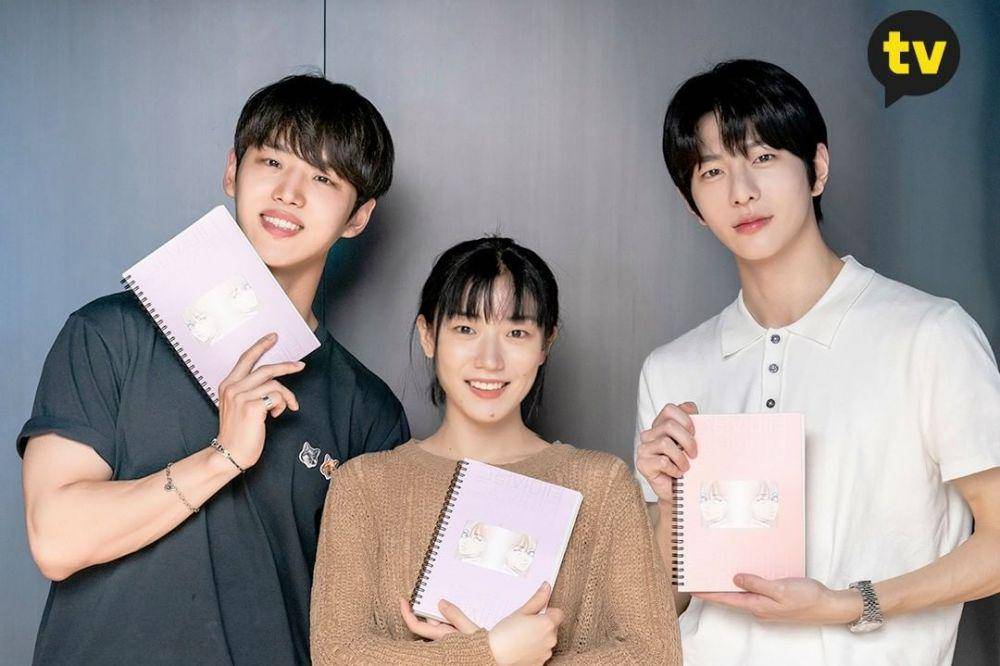 para pemain dalam sesi script reading drama Shadow Beauty (instagram.com/kakaotv.official)