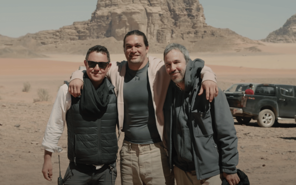 Jason Momoa bersama para kru (youtube.com/jasonmomoa)