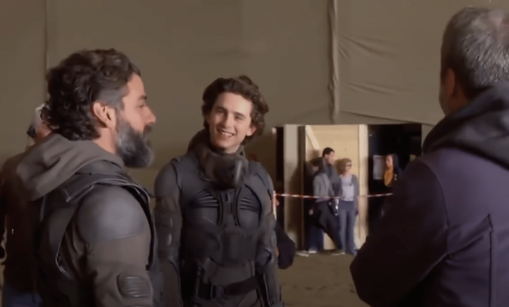 Timothée Chalamet dan Denis Villeneuve (youtube.com/filmisnowmoviebloopers&extras)