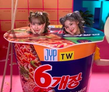 Momo dan Sana TWICE (instagram.com/twicestagram)