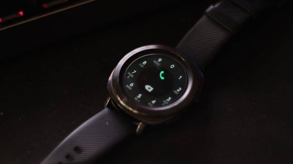 ilustrasi fitur menelepon pada smartwatch (candid.technology)