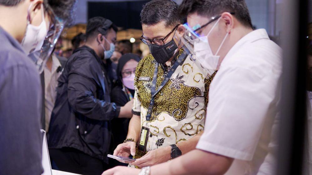 Menteri Pariwisata dan Ekonomi Kreatif Sandiaga Salahudin Uno saat mencoba aplikasi TAC gagasan William. Dok. Istimewa.