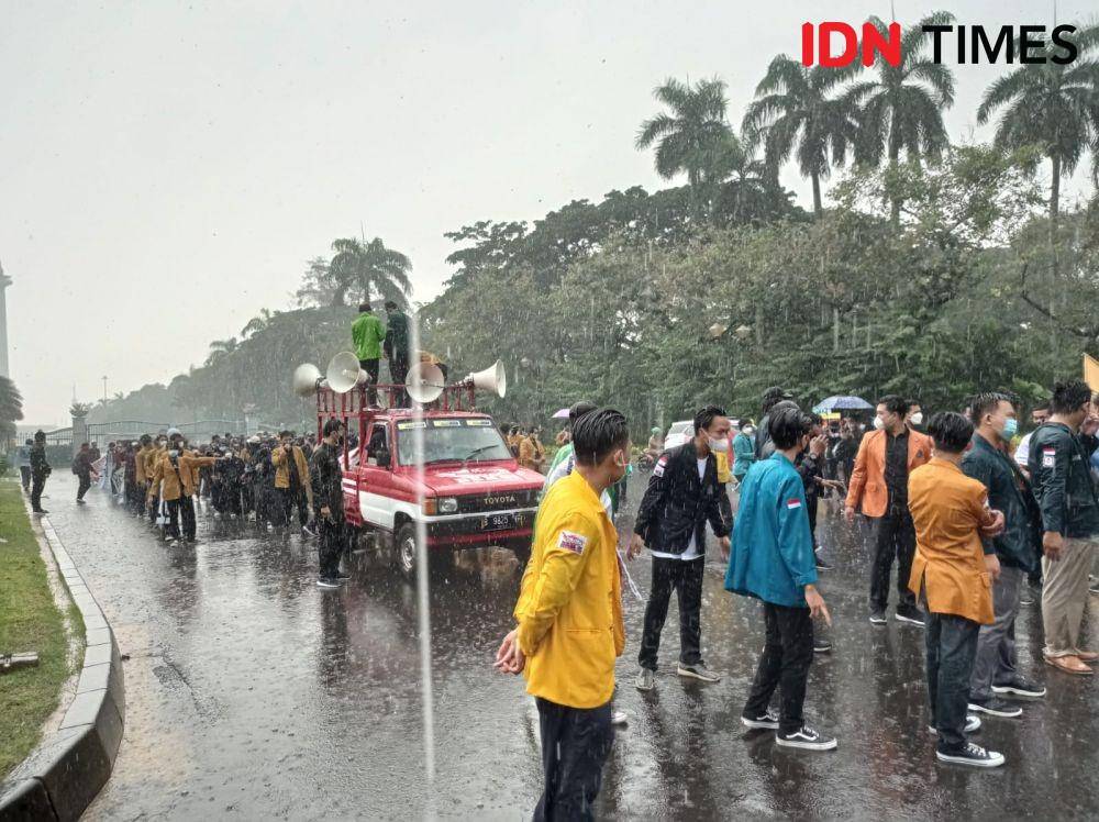 Massa aksi BEM SI tiba untuk melakukan unjuk rasa, di sekitar Patung Arjuna Wijaya (Patung Kuda), Jakarta Pusat, Kamis (21/10/2021). (IDN Times/Sachril Agustin)
