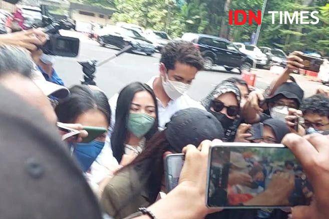 Selebgram Rachel Vennya bersama kekasihnya, Salim Nauderer dan manajernya, Maulida Khairunnia memenuhi panggilan Polda Metro Jaya, Kamis (21/10/2021) pukul 14.15 WIB. (IDN Times/Irfan Fathurohman)