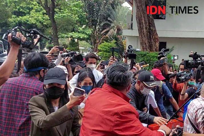 Selebgram Rachel Vennya bersama kekasihnya, Salim Nauderer dan manajernya, Maulida Khairunnia memenuhi panggilan Polda Metro Jaya, Kamis (21/10/2021) pukul 14.15 WIB. (IDN Times/Irfan Fathurohman)