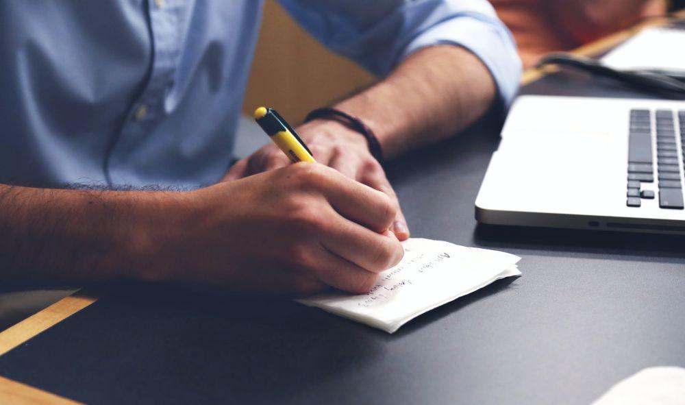 ilustrasi menulis (pexels.com/Startup Stock Photos)