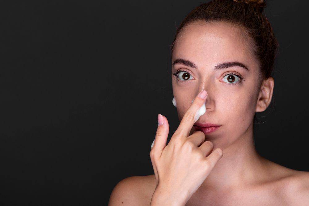 ilustrasi mengoleskan cream pada hidung (freepik.com/freepik)