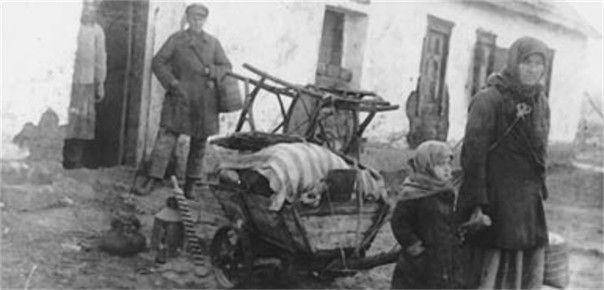 Etnis Kulak diusir dari rumah mereka dengan paksa. (ukrainiangenocidewhap.weebly.com)